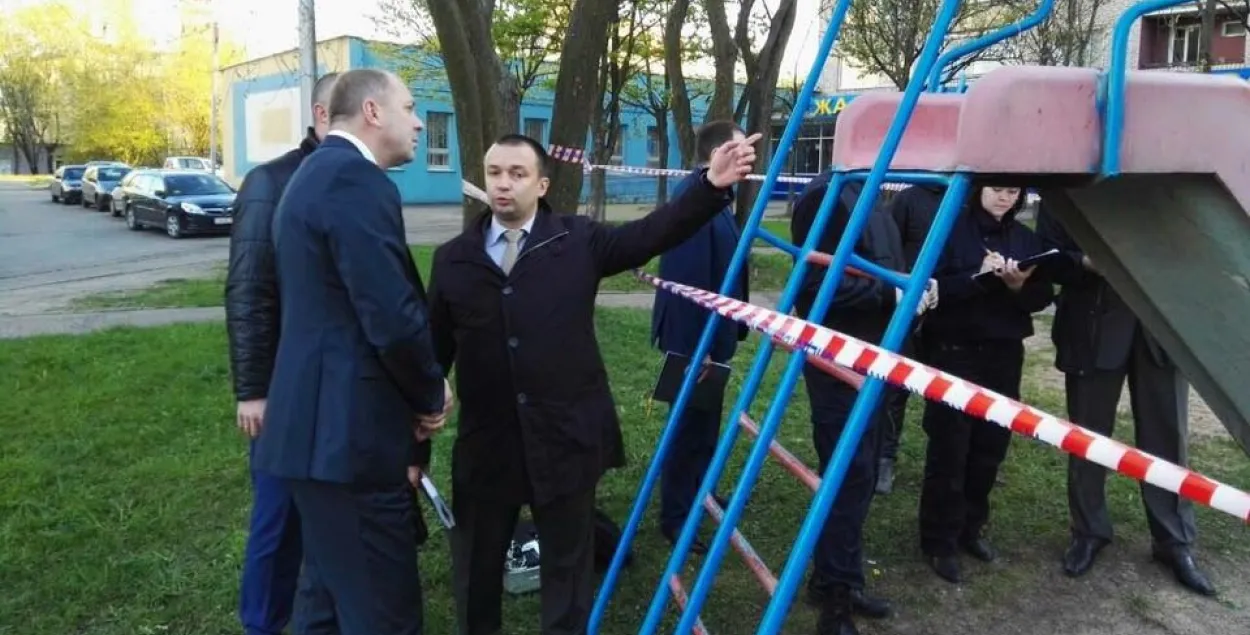 У Мінску шасцігадовую дзяўчынку шпіталізавалі з-за падзення на дзіцячай пляцоўцы