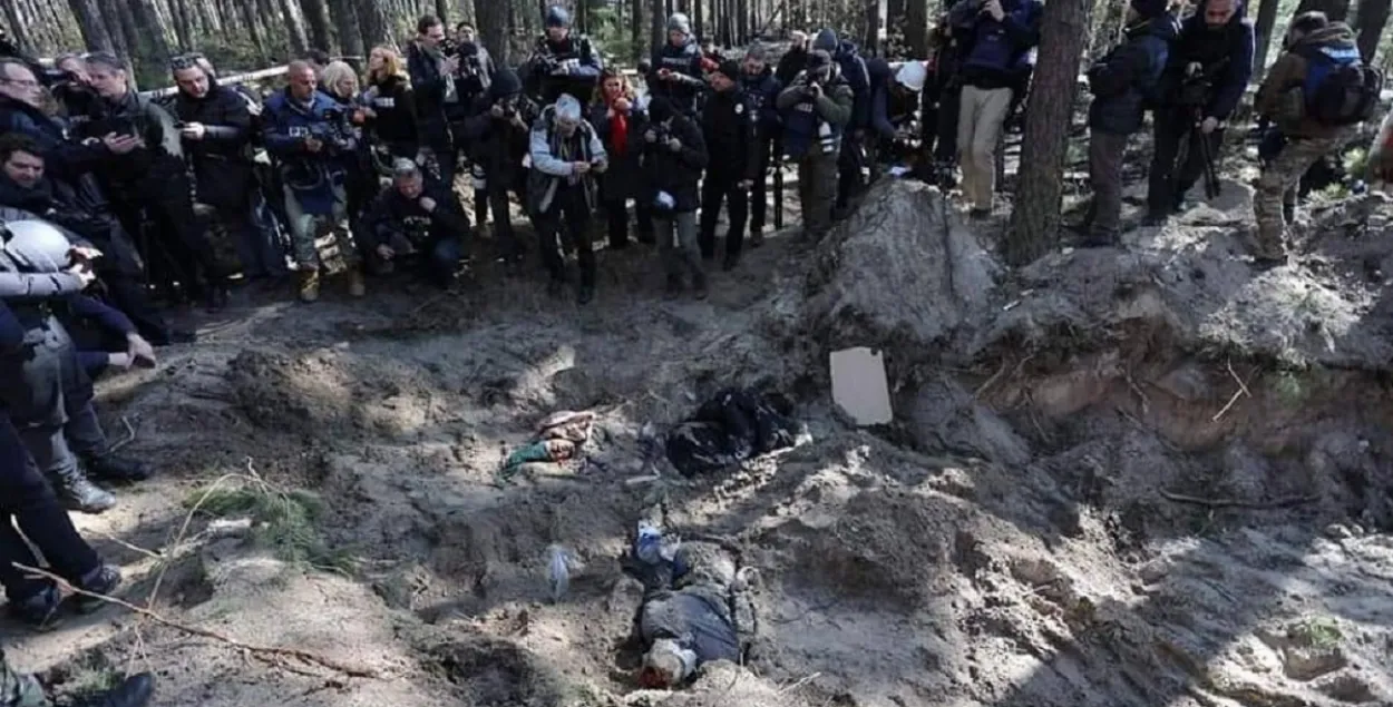 Журналисты возле братской могилы / twitter.com/u24_news​