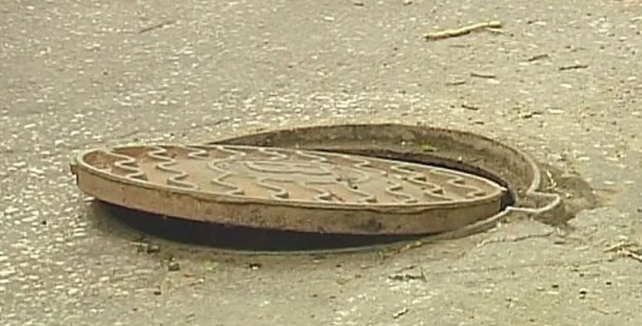 Забрацца ў чужое аўто ўгоншчыку дапамог каналізацыйны люк