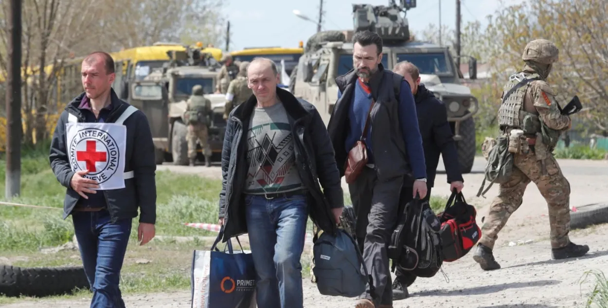 Эвакуацыя мірных жыхароў з тэрыторыі завода "Азоўсталь" праходзіць пры падтрымцы ААН і Чырвонага Крыжа / Reuters