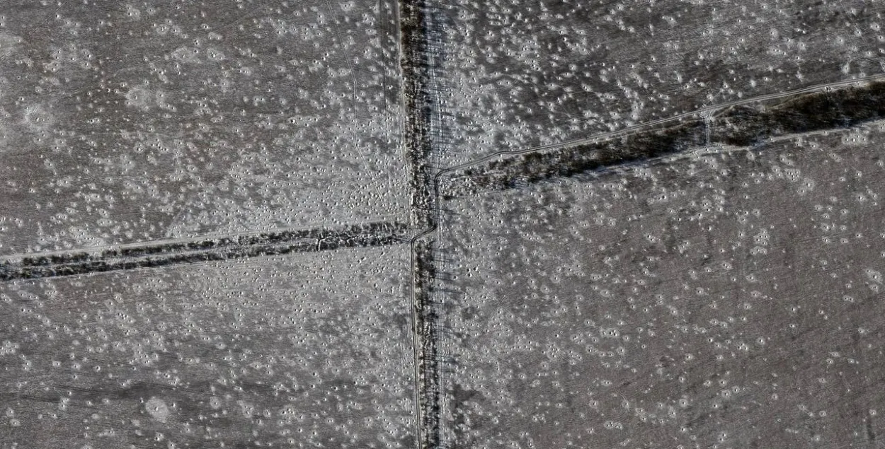 Варонкі ад снарадаў ля дарогі на Салядар /&nbsp;twitter.com/Maxar
