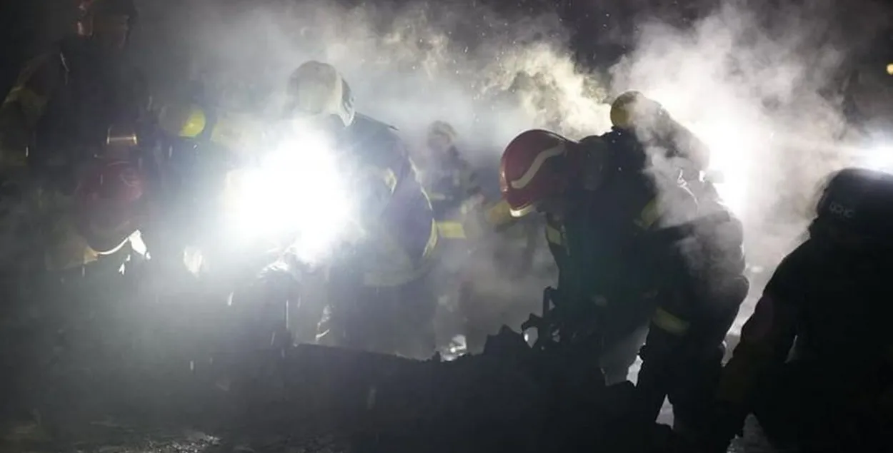 Ратавальнікі ліквідуюць наступствы начной атакі дронаў у Кіеве /&nbsp;@dsns_telegram
