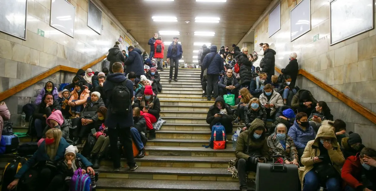 Люди прячутся от обстрелов в метро Киева / Reuters
