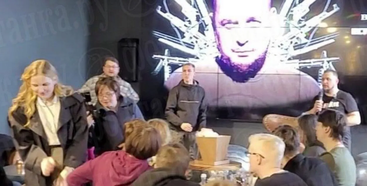 Выбухоўка была ў статуэтцы, якую блогеру перадала дзяўчына / @fontankaspb