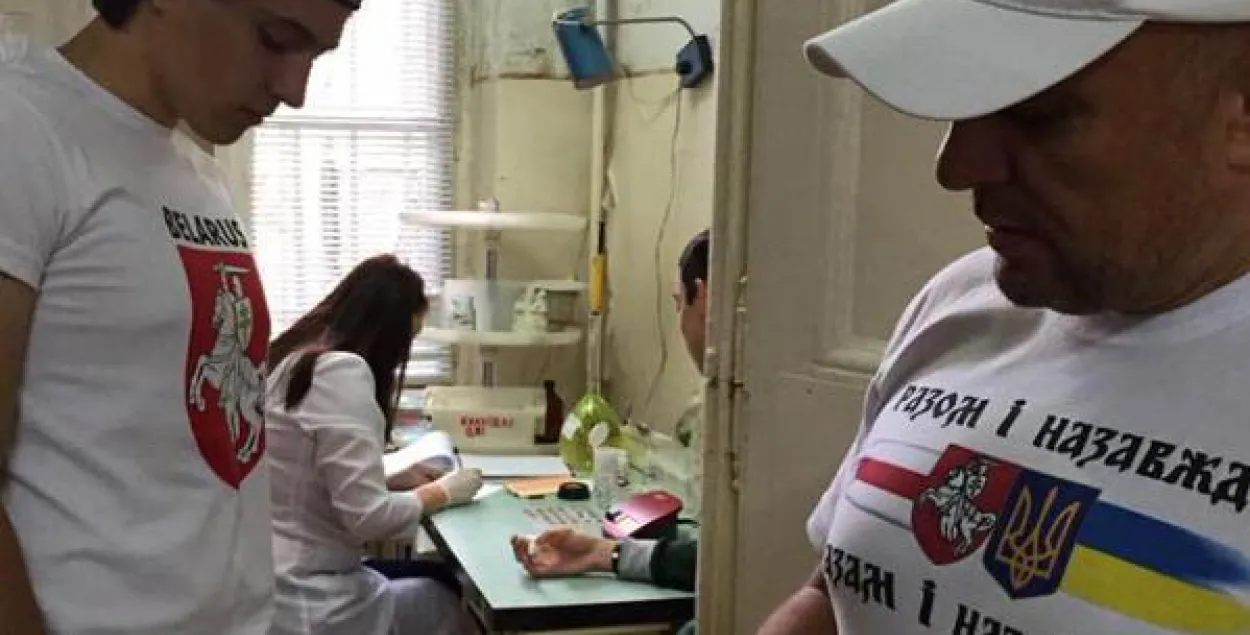 Беларускія і ўкраінскія футбольныя фаны здалі кроў для байцоў АТА 