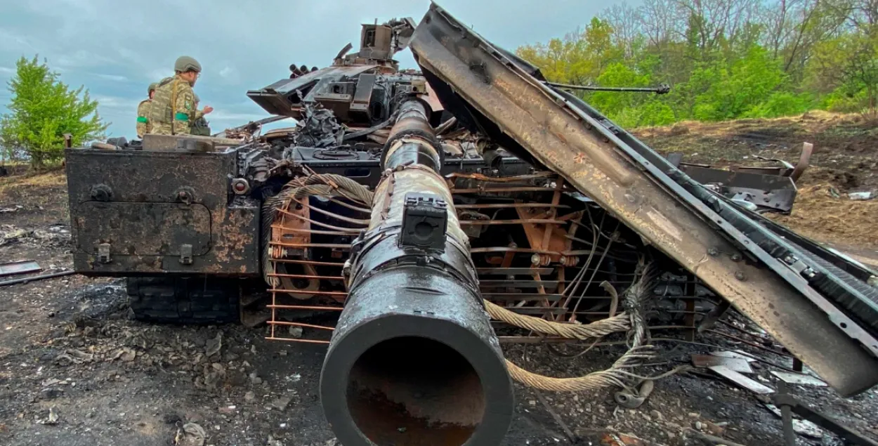 Российский танк, подбитый под Харьковом / Reuters