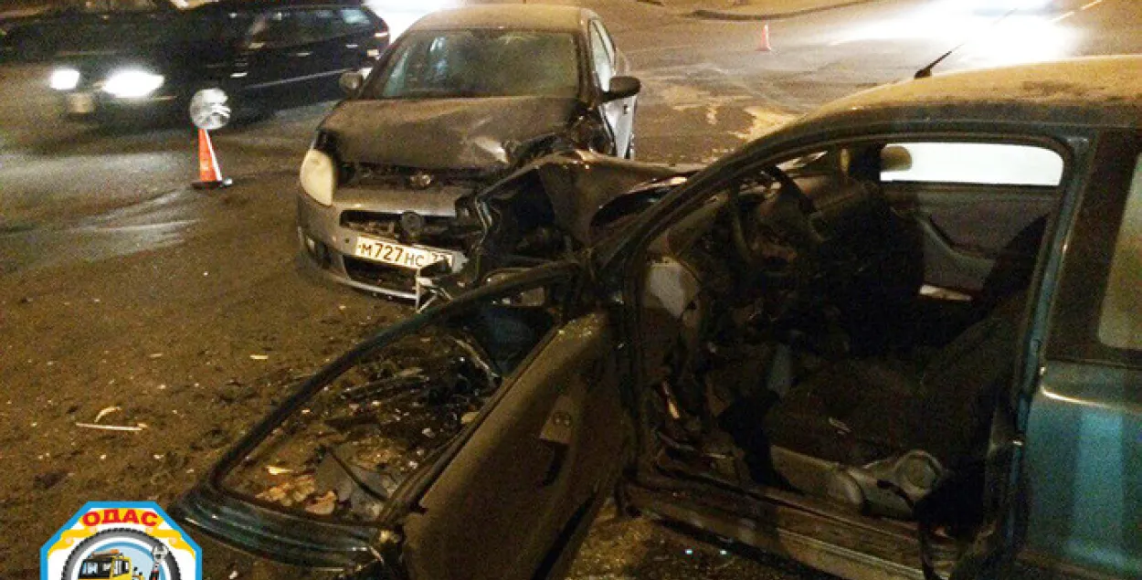 У Мінску сведкі ДТЗ даставалі з пабітага аўто пацярпелага кіроўцу (фота)