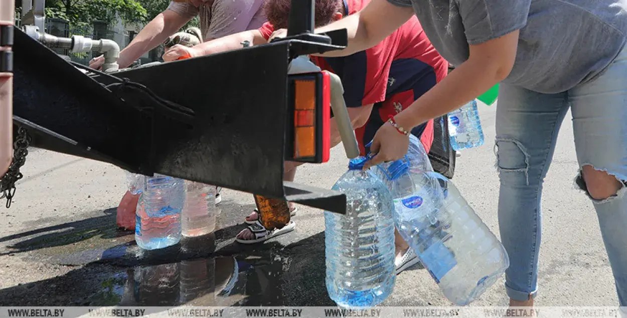Минчанам пригнали цистерны с питьевой водой / БЕЛТА
