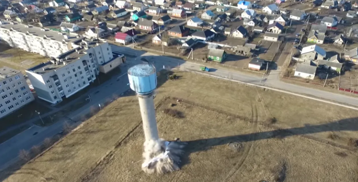 У Ляхавічах эфектна ўзарвалі аварыйную воданапорную вежу