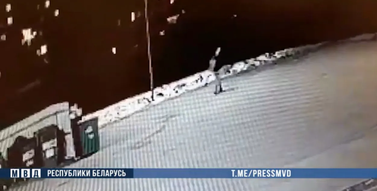 Снимки с уличной камеры напротив мусорки / кадр из видео