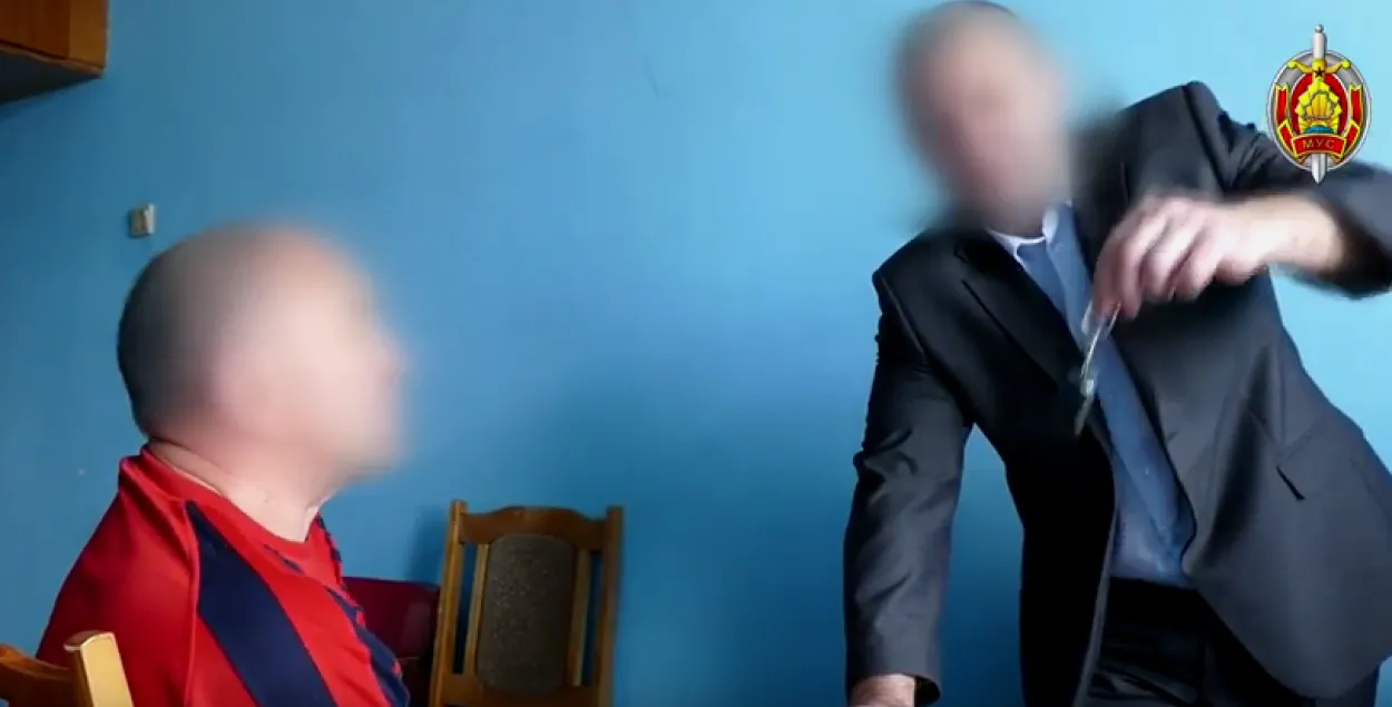 Відэа, як у Мінску затрымалі прадаўца шпіёнскіх відэакамер