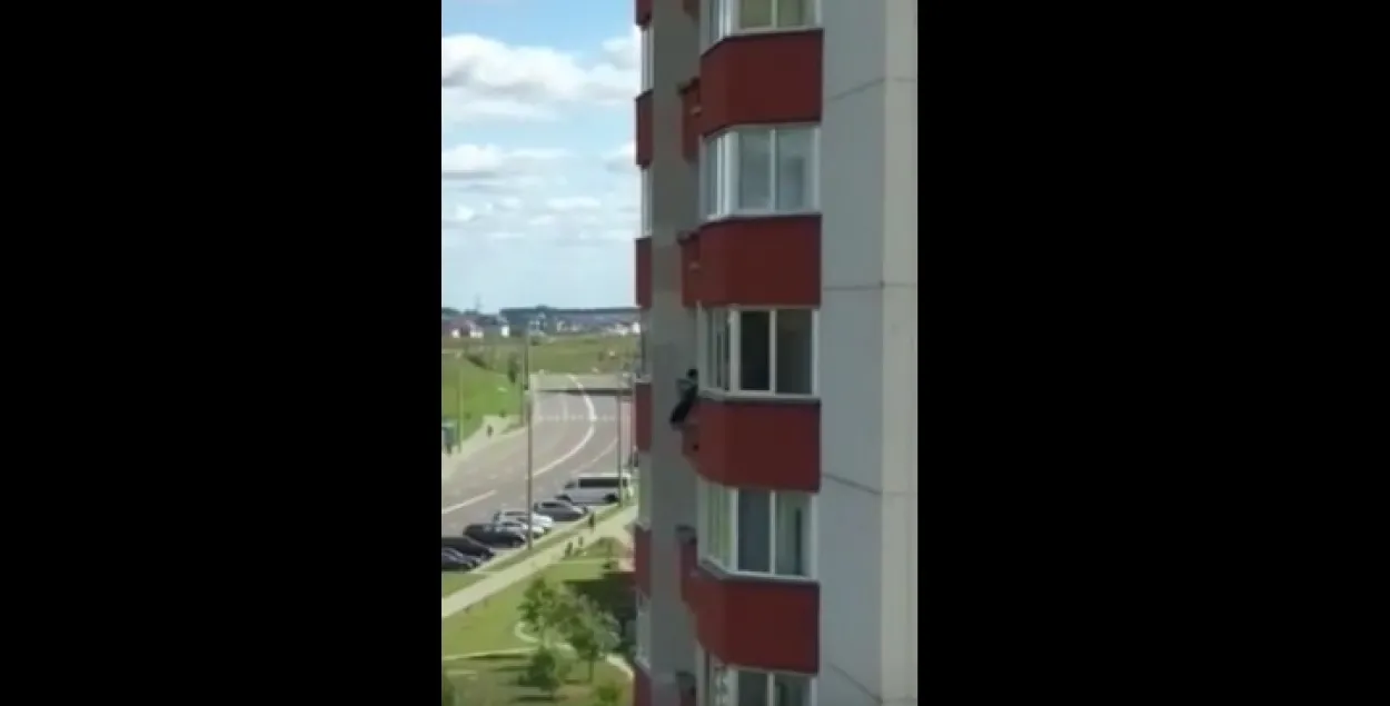 У Гродне хлопчык вісеў на балконе 5-га паверха (відэа)