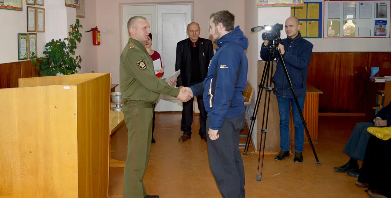 Сяргей Плескі на Дне прызыўніка ў ваенным камісарыяце Рэчыцкага і Лоеўскага раёнаў / rcity.by