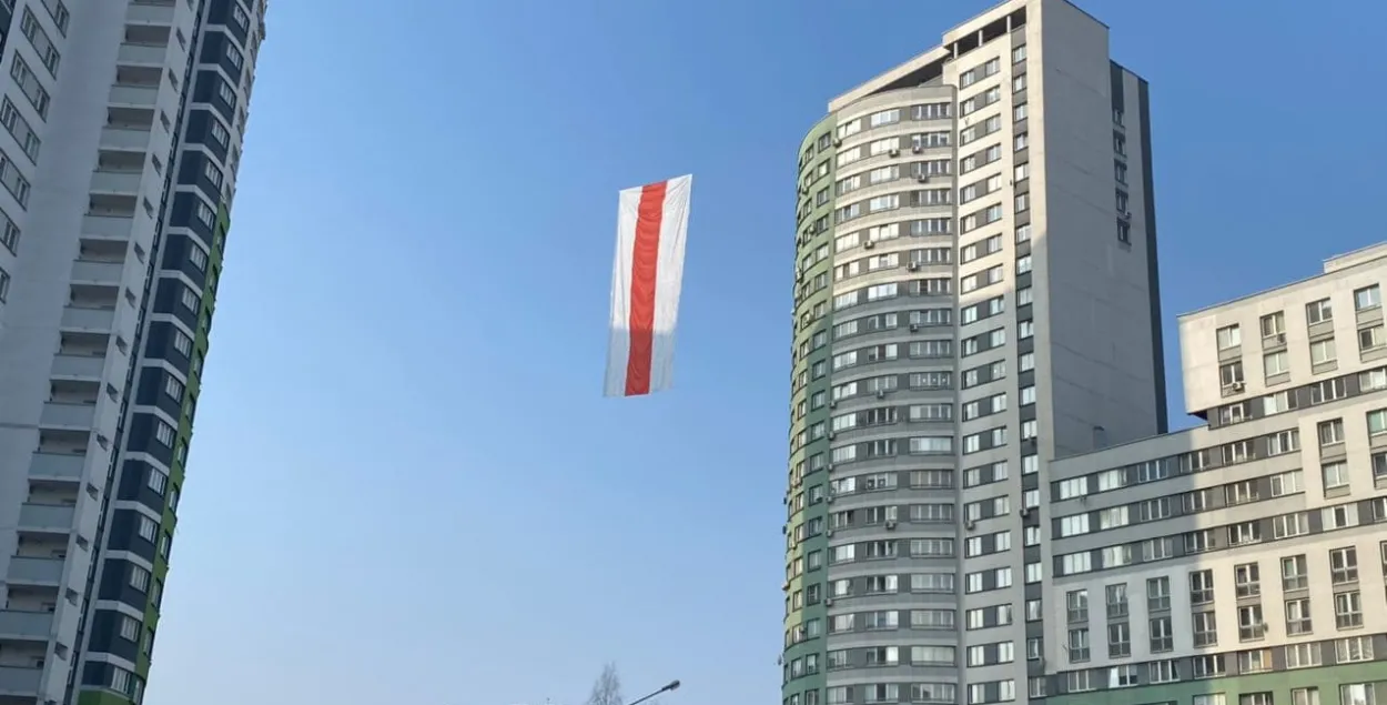 27 марта, БЧБ-флаг над "Каскадом" в Минске / Еврорадио