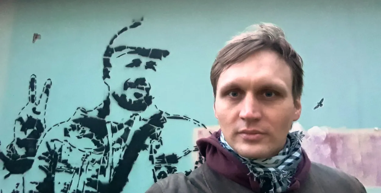 Николай Волков возле изображения шахтера-забастовщики Юрия Корзуна / facebook.com/mikola.volkau