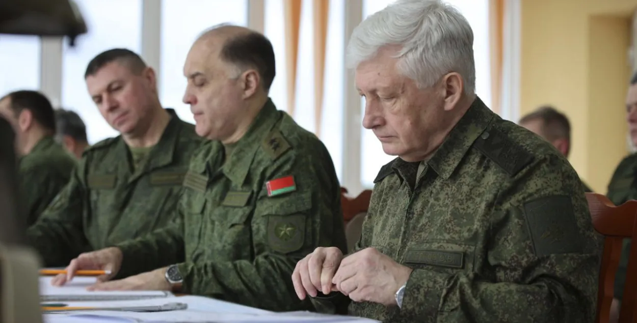 Сяргей Дронаў (справа) у Беларусі / прэс-служба Мінабароны РБ