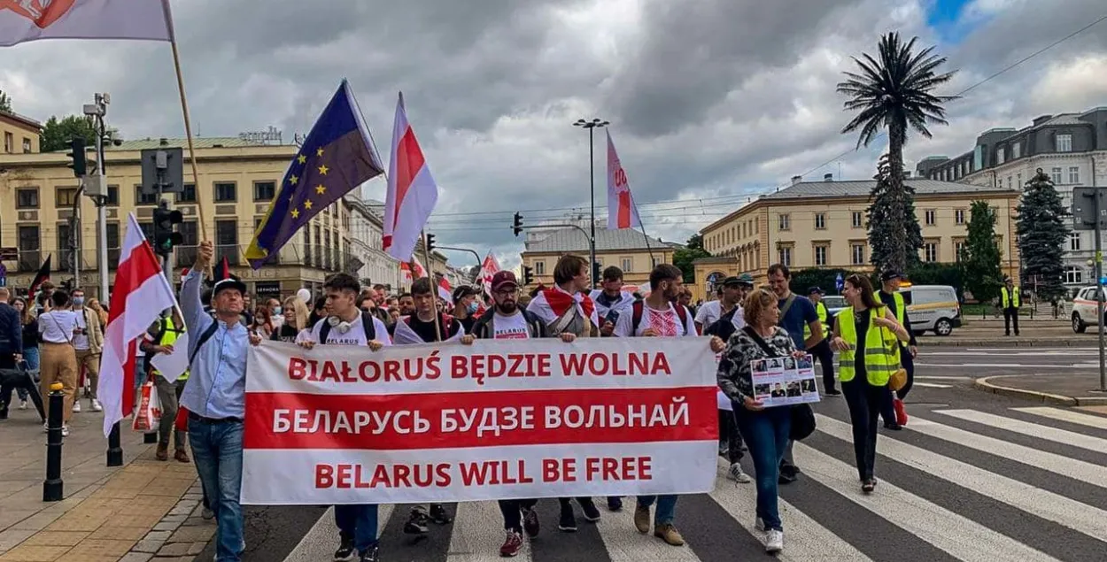 У сталіцы Польшчы праходзіць тысячны марш беларускай дыяспары ў гадавіну пачатку пратэстаў / Euroradio