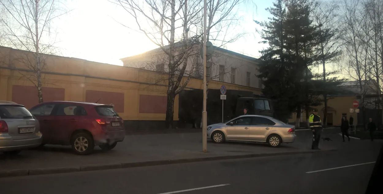 Фотафакт: аўтазак, сіні мікрааўтобус і “ціхары” на Валадарскага