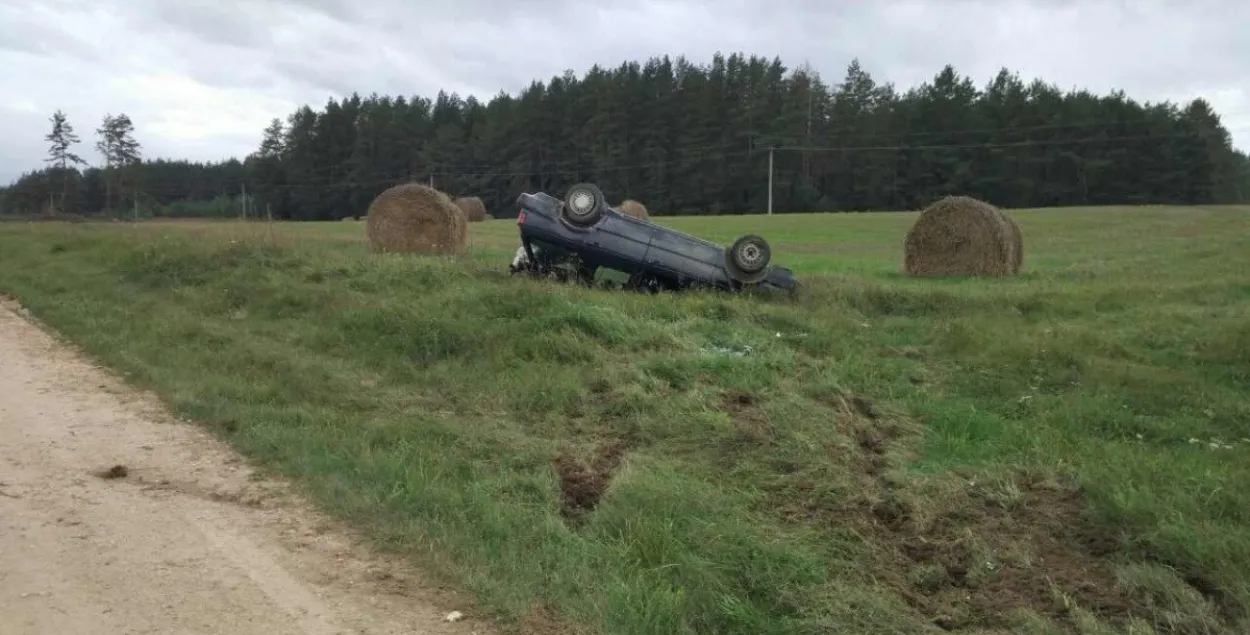 У Слонімскім раёне перакуліўся аўтамабіль з трыма дзецьмі (фота)
