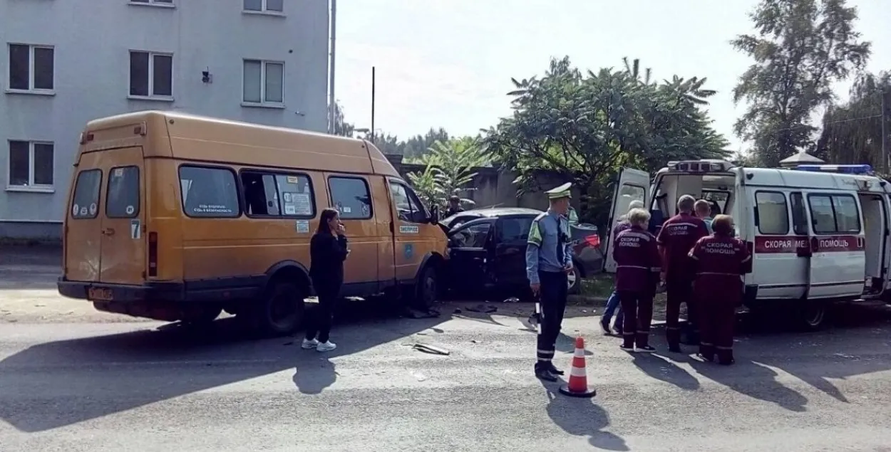 У ДТЗ з маршруткай у Брэсце пацярпелі 4 чалавекі, у тым ліку 7-гадовы хлопчык