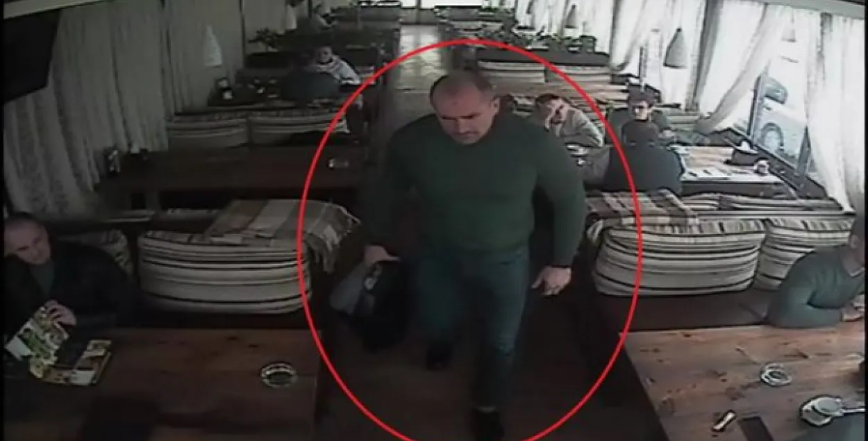 У наведвальніка мінскай кавярні з курткі выцягнулі 4 тысячы долараў