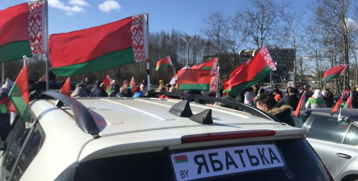 Пробеги за Лукашенко, “ябатькинги”, пикеты у посольств — везде одни и те же люди