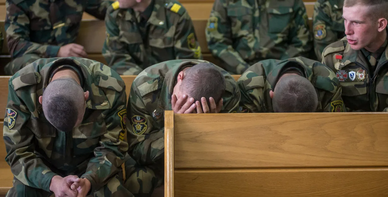 Пацярпелыя салдаты чакаюць пачатак судовага паседжання. Фота Еўрарадыё