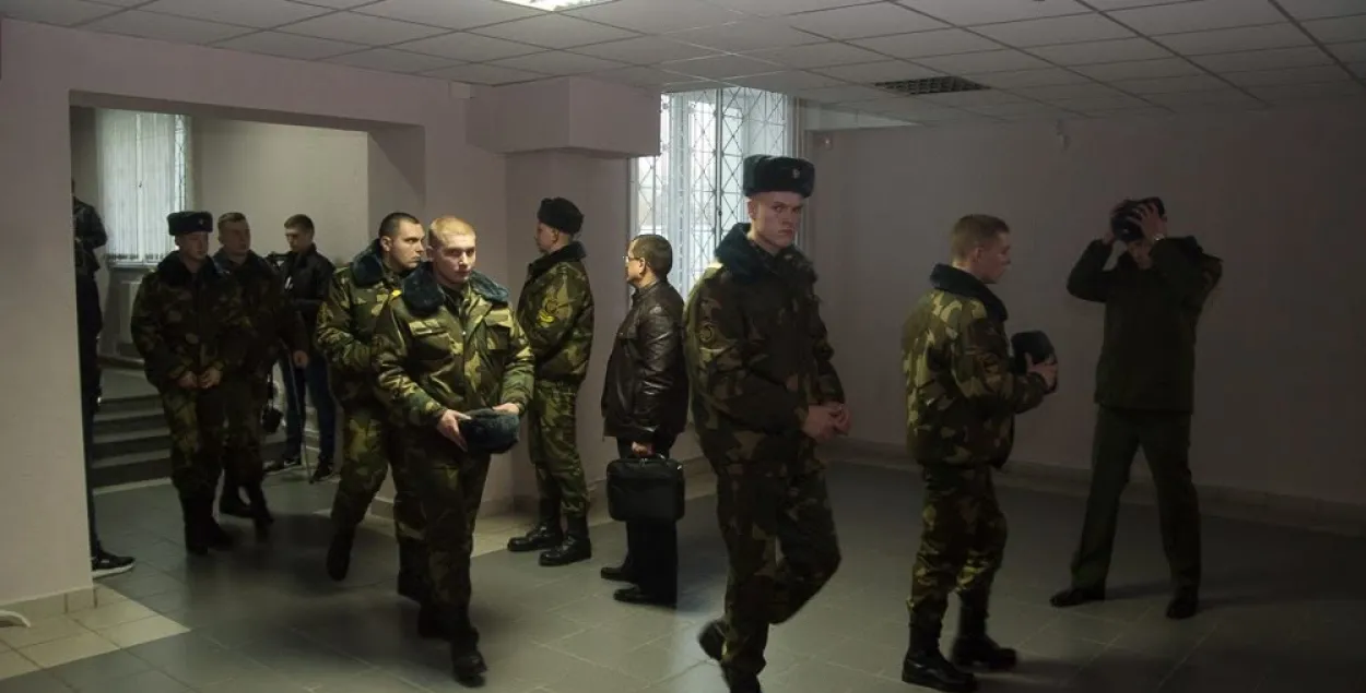 Салдаты чакаюць паседжання па "справе Коржыча", 2018 год / Здымак носіць ілюстрацыйны характар, Еўрарадыё
