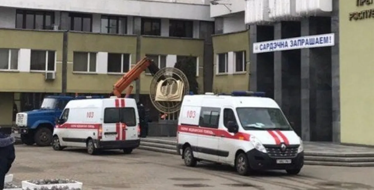 У Мінску падчас рамонту будынка ўпала люлька з рабочымі