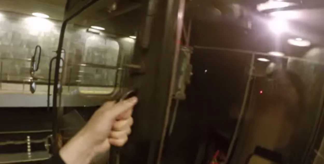 Мінскі зачэпер праехаўся між вагонамі цягніка метро