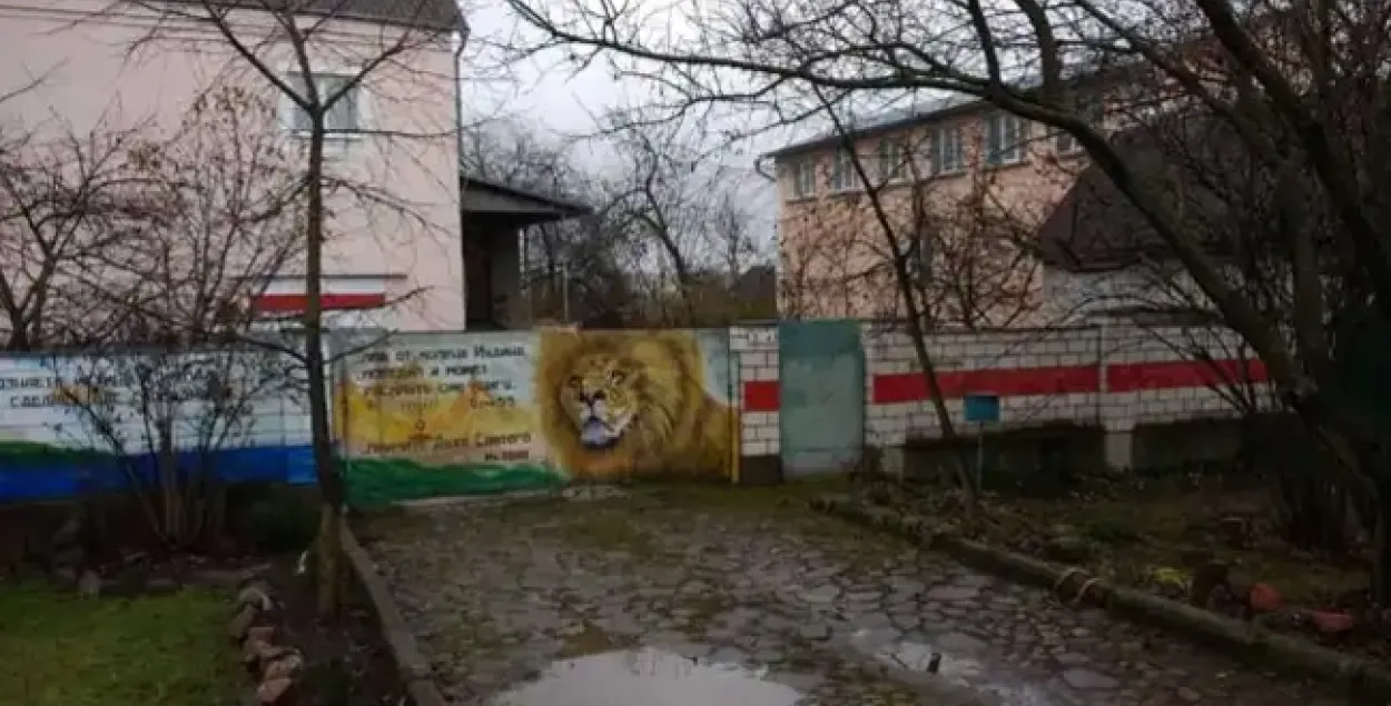 За чырвоную паласу на плоце пенсіянера аштрафавалі на 435 рублёў / @navinyonline