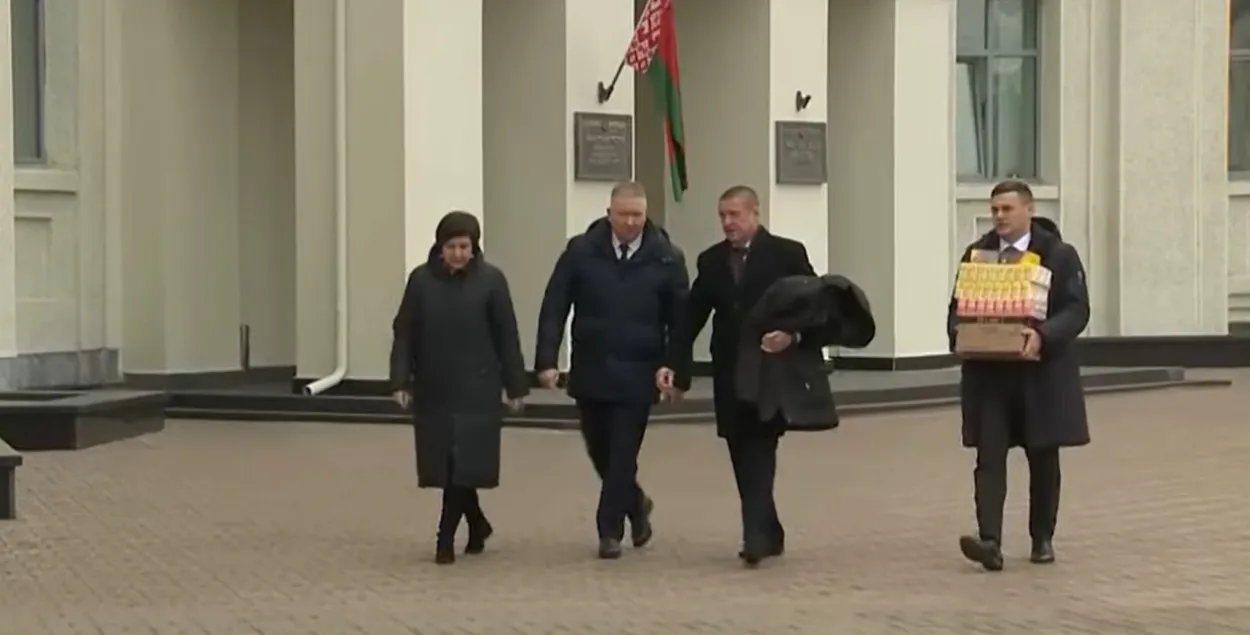 Глава Могилевской области Леонид Заяц передал мигрантам куртку