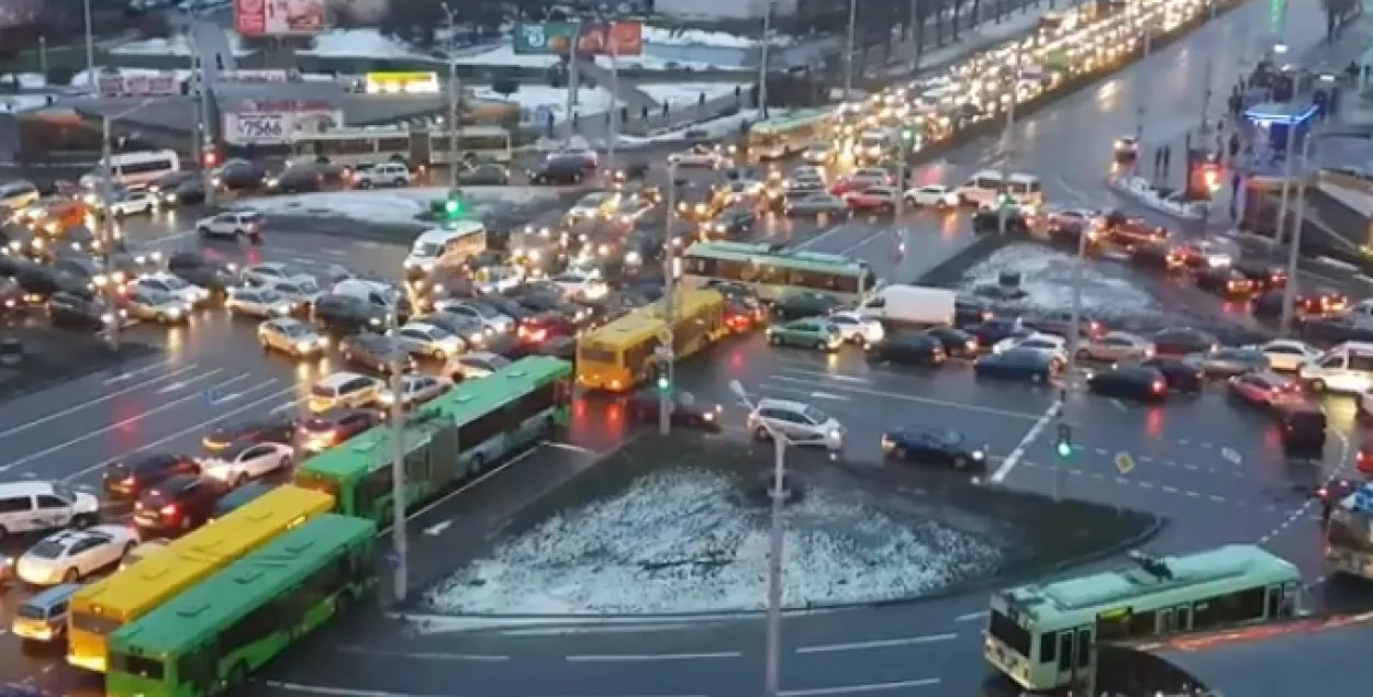 Такая пробка возникла на пересечении проспекта Пушкина и улицы Притыцкого вечером в понедельник.​