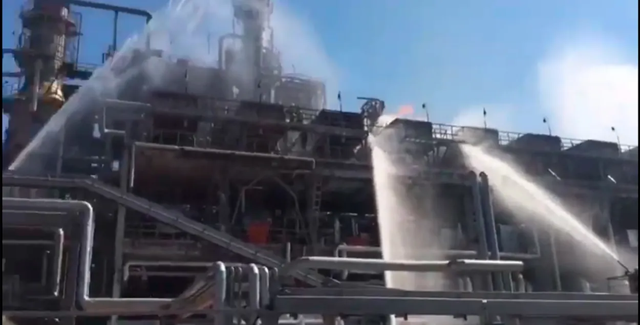 Пожар на Новошахтинском НПЗ / Кадр из видео