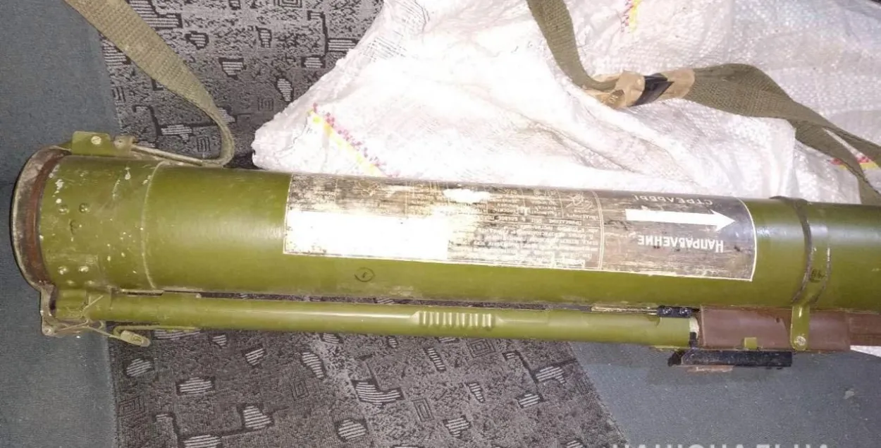 Ва Украіне пасажыр забыўся ў таксоўцы гранатамёт (фотафакт)