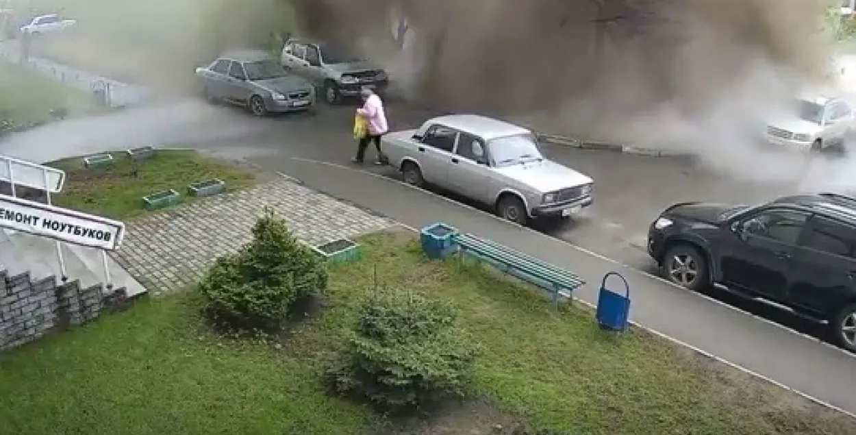 Пенсіянерку накрыла вялізная сцяна вады з-за прарыву вадаправода (відэа)