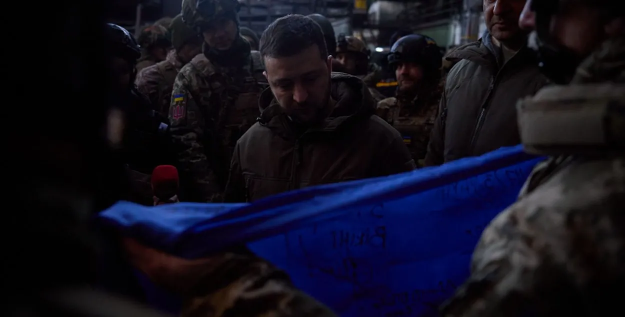 Абаронцы Бахмута перадаюць Зяленскаму сцяг для Кангрэса ЗША /&nbsp;@V_Zelenskiy_official
