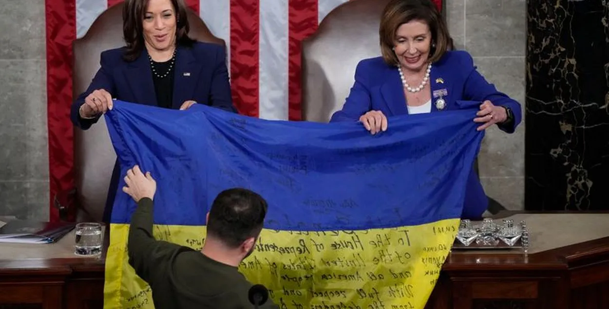 Флаг от военных из Бахмута в Конгрессе США / АР
