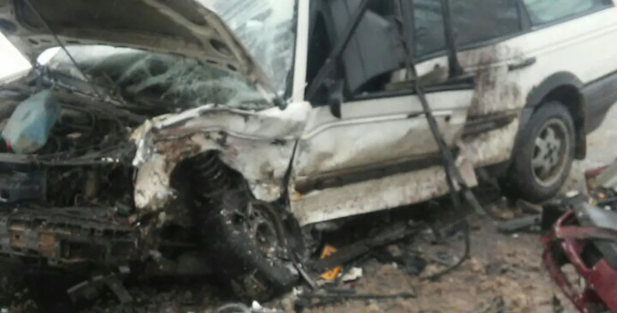 Каля Жодзіна легкавік абганяў снегаўборачны грузавік і трапіў у аварыю (фота)