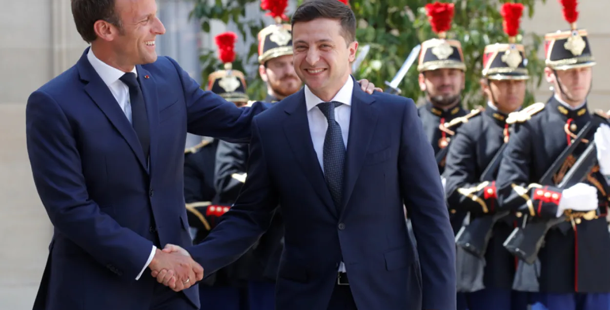 Эммануэль Макрон и Владимир Зеленский / Reuters