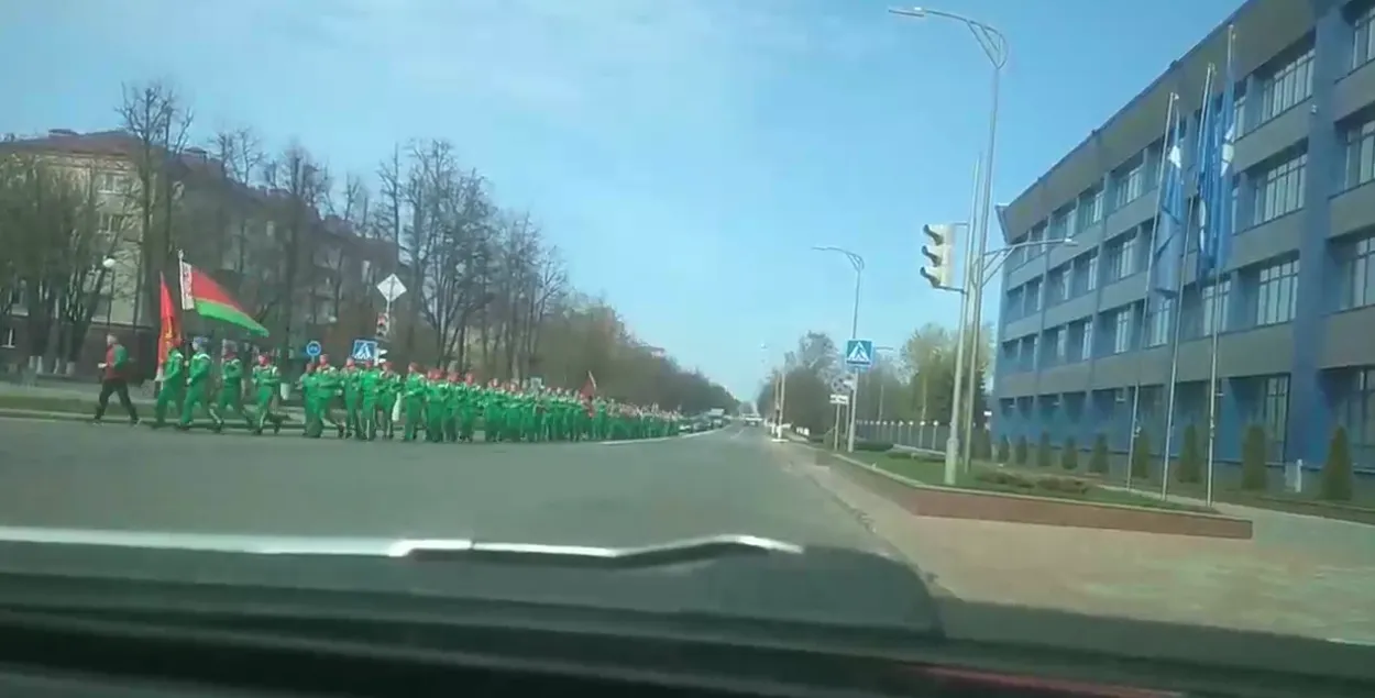 Арганізаванай калонай яны прабеглі па цэнтральных вуліцах горада / скрыншот відэа