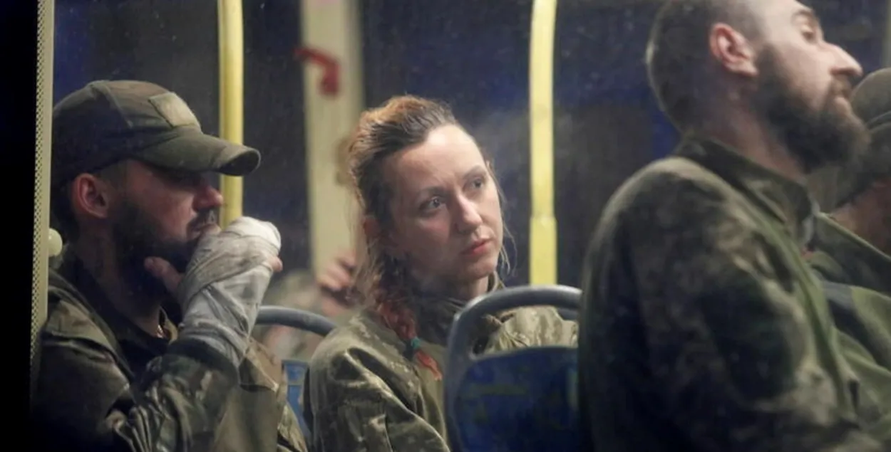 Украинские бойцы после выхода с "Азовстали"​ / twitter.com/Reuters