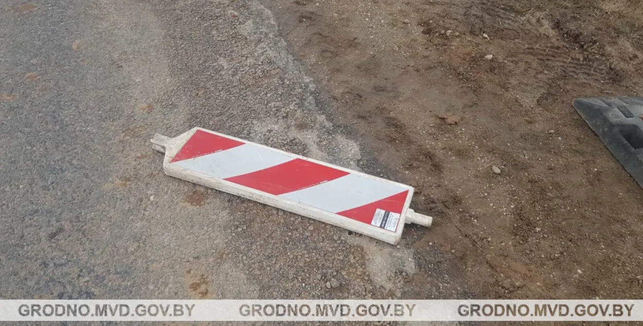 Мужчина бросил дорожный знак в машину / grodno.mvd.gov.by