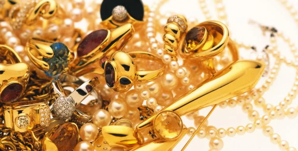 У Баранавічах падлетак скраў у бабулі залатыя ўпрыгожанні і набыў за іх аўто