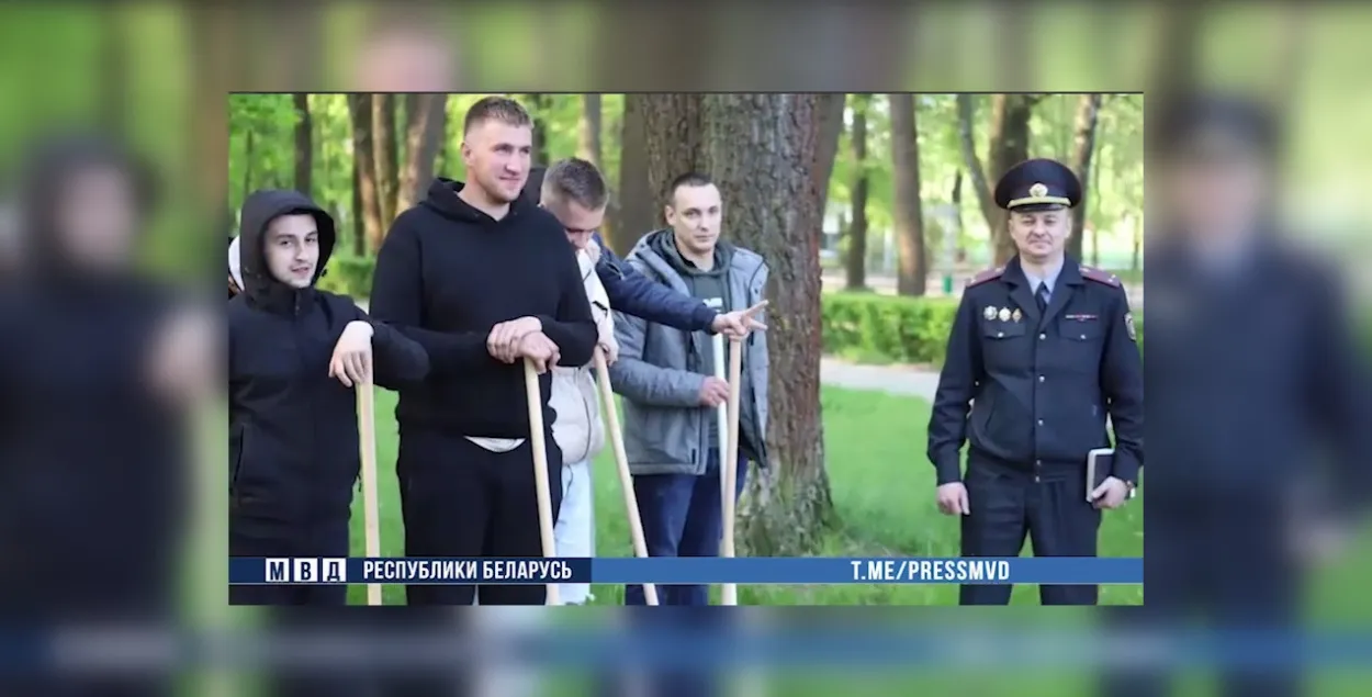 Затрыманыя мінчукі прыбіраюць парк / кадр з відэа мінскай міліцыі