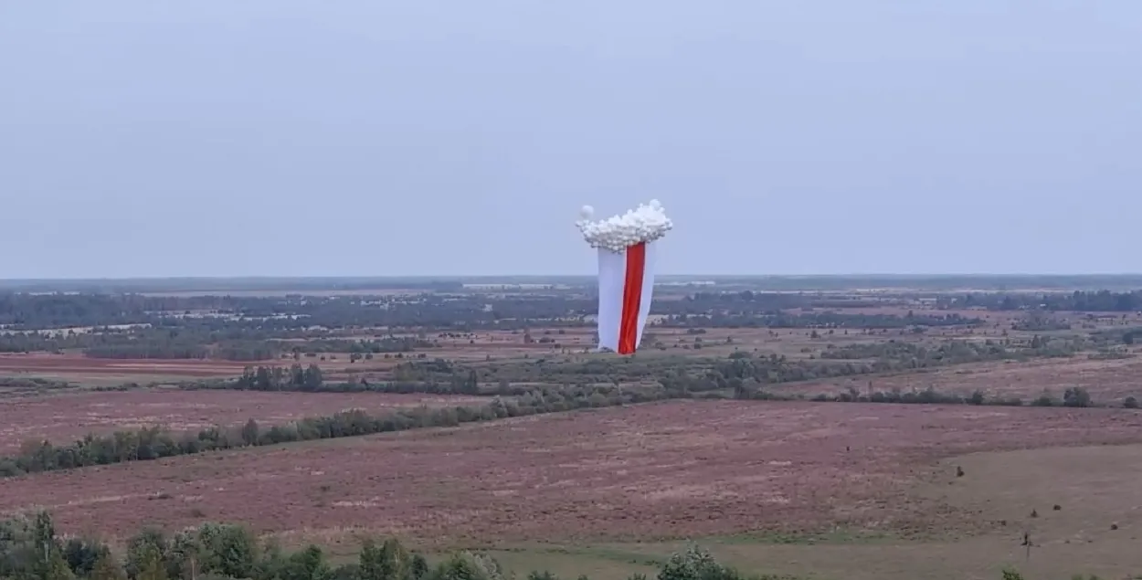 Бело-красно-белый флаг на украинско-белорусской границе