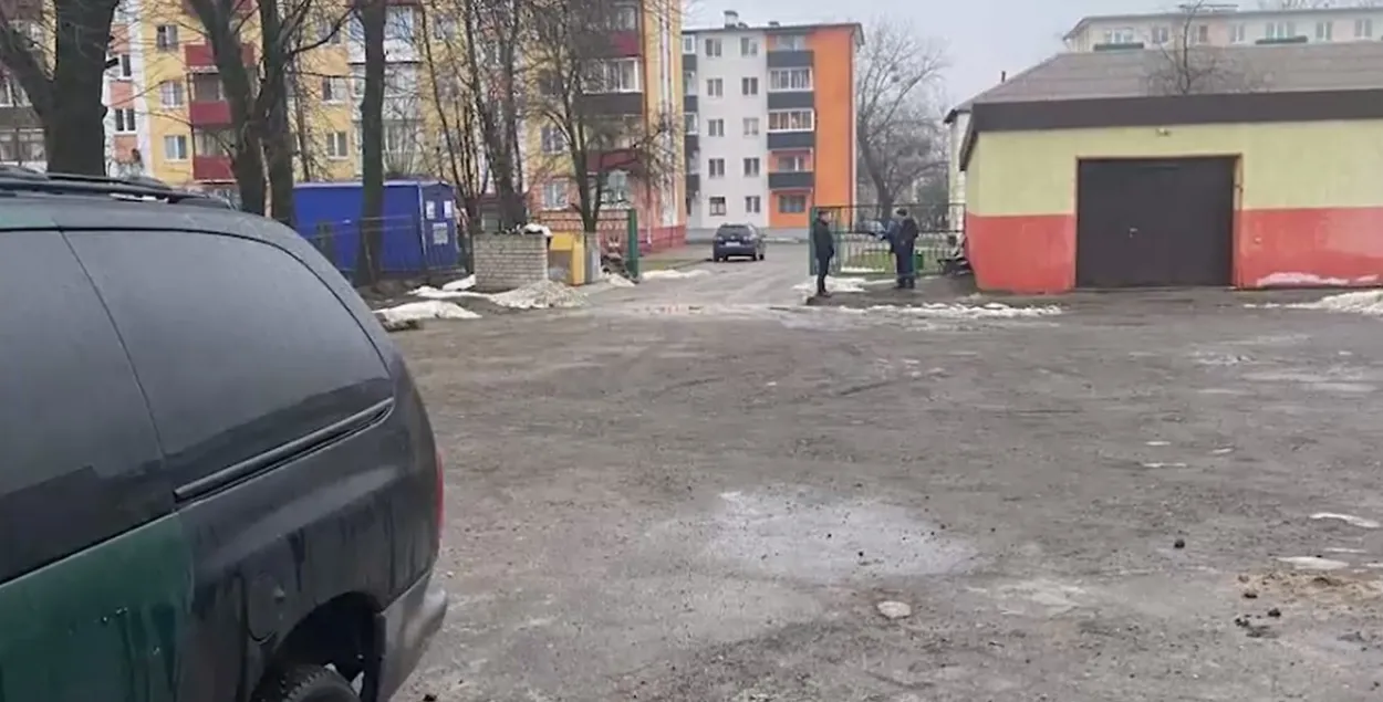 На гэтай дарозе павінен быў з'явіцца асфальт.
