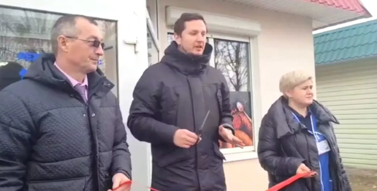 Игорь Завалей (в центре) открывает новый магазин в Добруше в декабре 2023 года 
