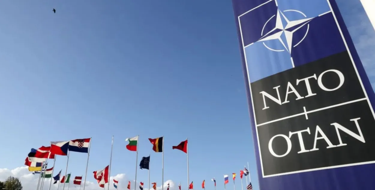 Сцягі перад штаб-кватэрай NATO ў Бруселі