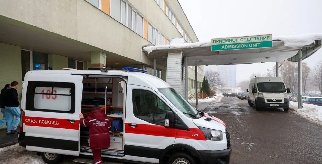 Калі пацыент важыць больш за 150 кг, на дапамогу заўсёды выклікаюць супрацоўнікаў МНС (ілюстрацыйнае фота)